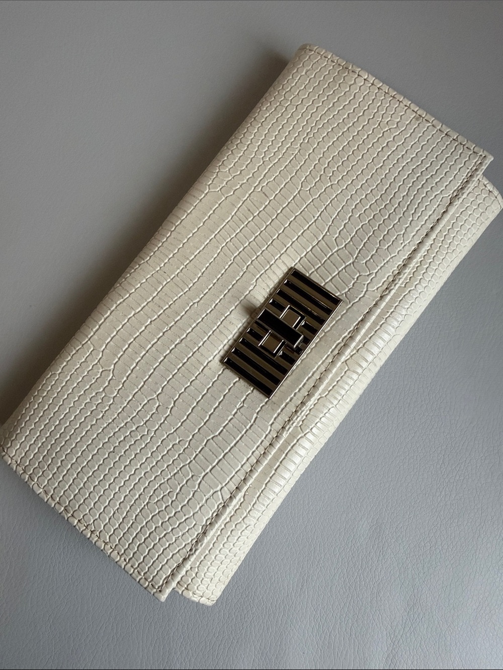 Tuscan Designs Cream Croc-Embossed Travel Jewelry Organizer Trifold Case
